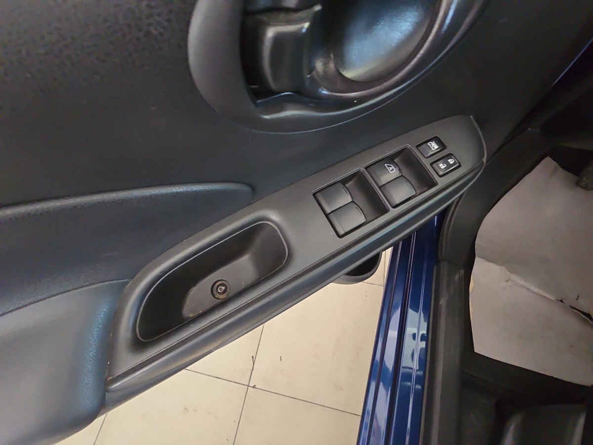 2024 Nissan V-Drive 4p L4/1.6 Man Audio