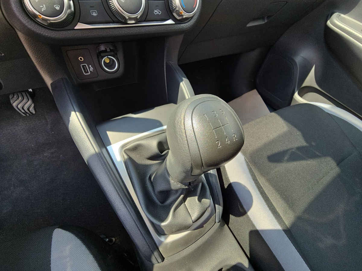 2025 Nissan Versa 4p Sense L4/1.6 Man