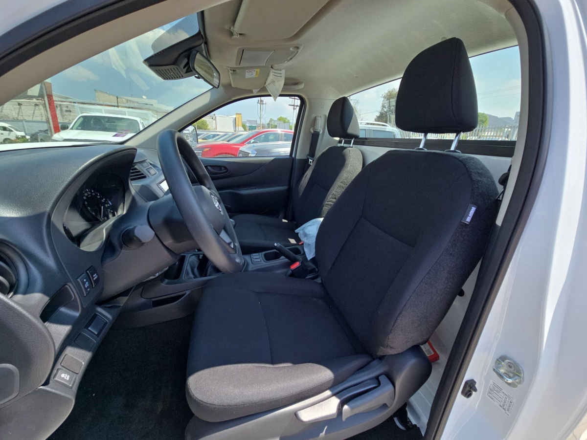 2026 Nissan Pick Up NP300 2p L4/2.5 Man A/A