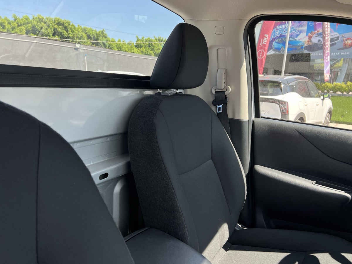 2026 Nissan Pick Up NP300 2p L4/2.5 Man A/A