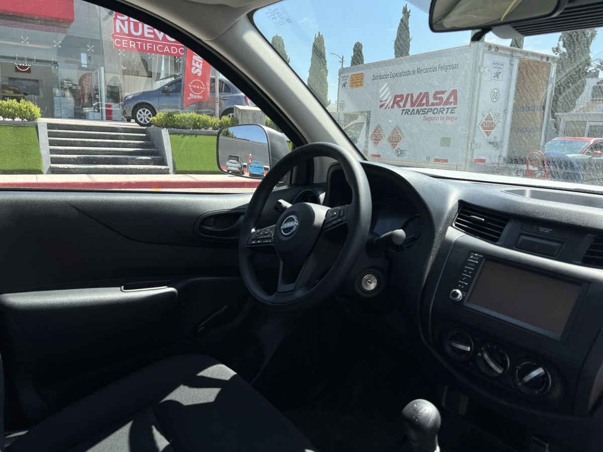 2026 Nissan Pick Up NP300 2p L4/2.5 Man A/A