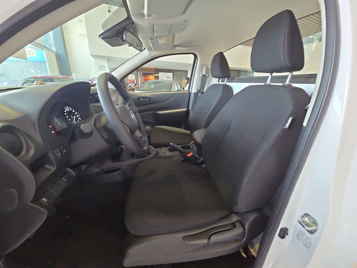 2026 Nissan Pick Up NP300 2p L4/2.5 Man A/A