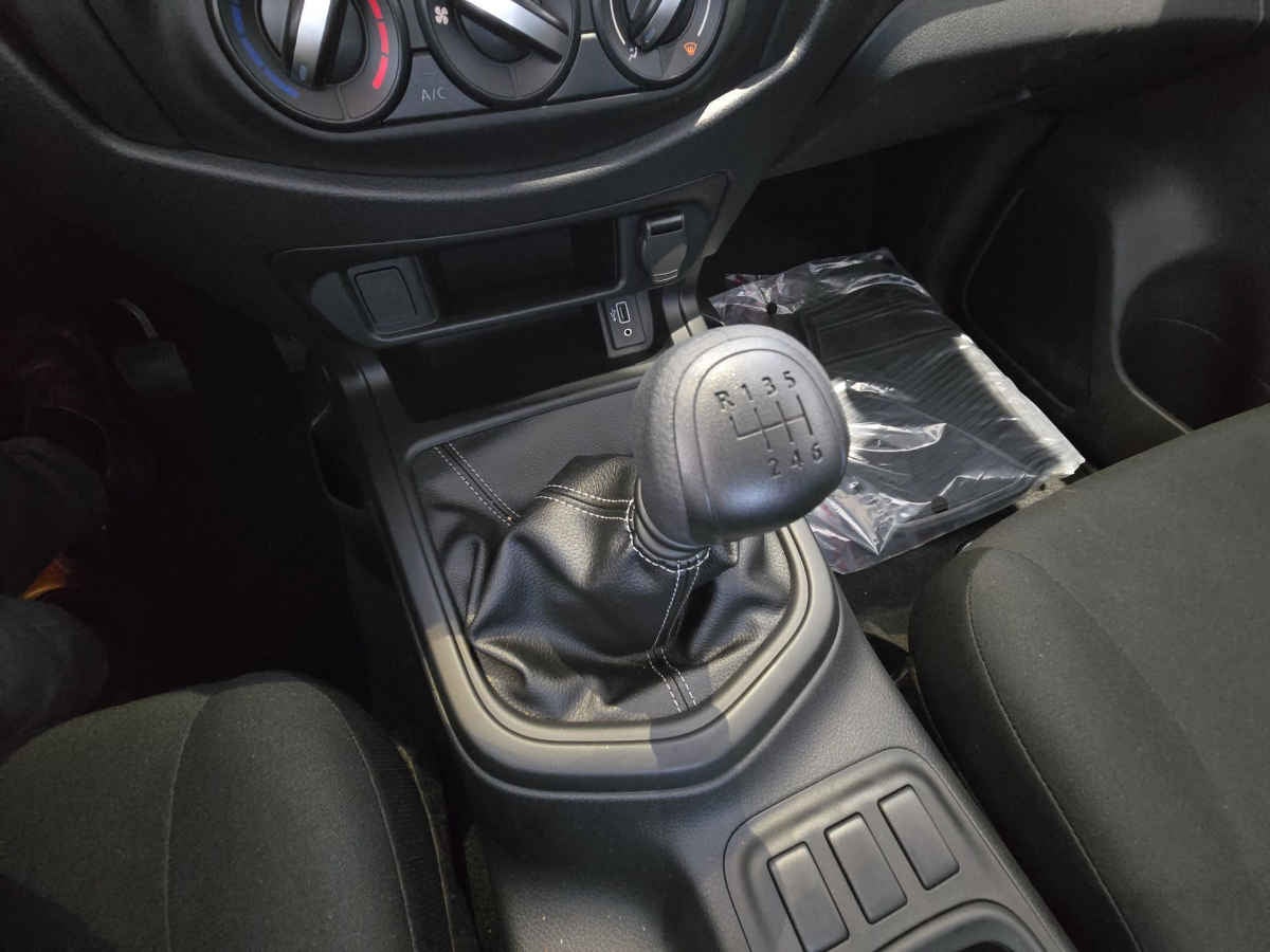 2026 Nissan Pick Up NP300 2p L4/2.5 Man A/A