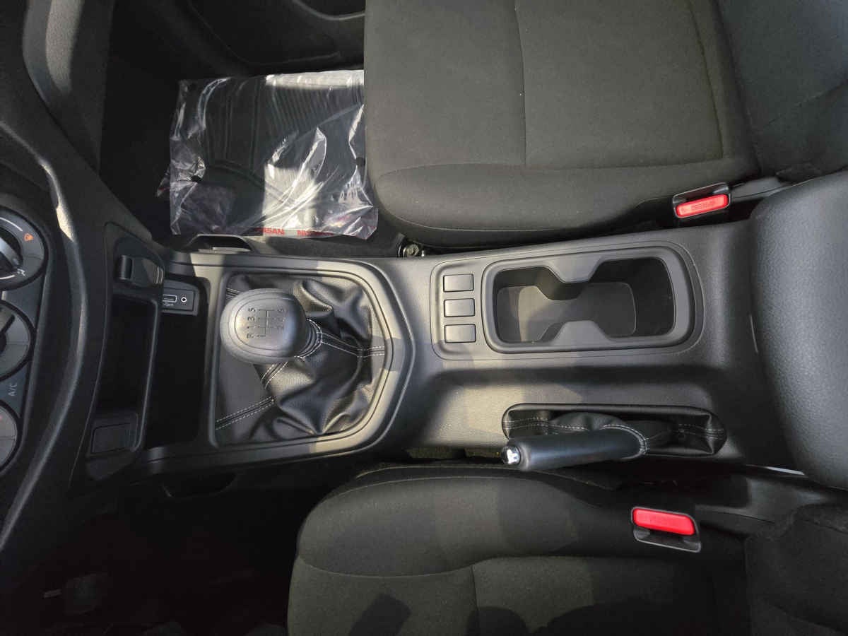 2026 Nissan Pick Up NP300 2p L4/2.5 Man A/A