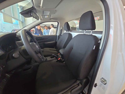 2026 Nissan Pick Up NP300 2p L4/2.5 Man A/A