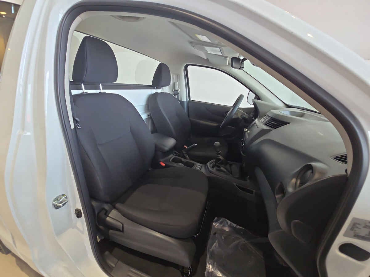 2026 Nissan Pick Up NP300 2p L4/2.5 Man A/A