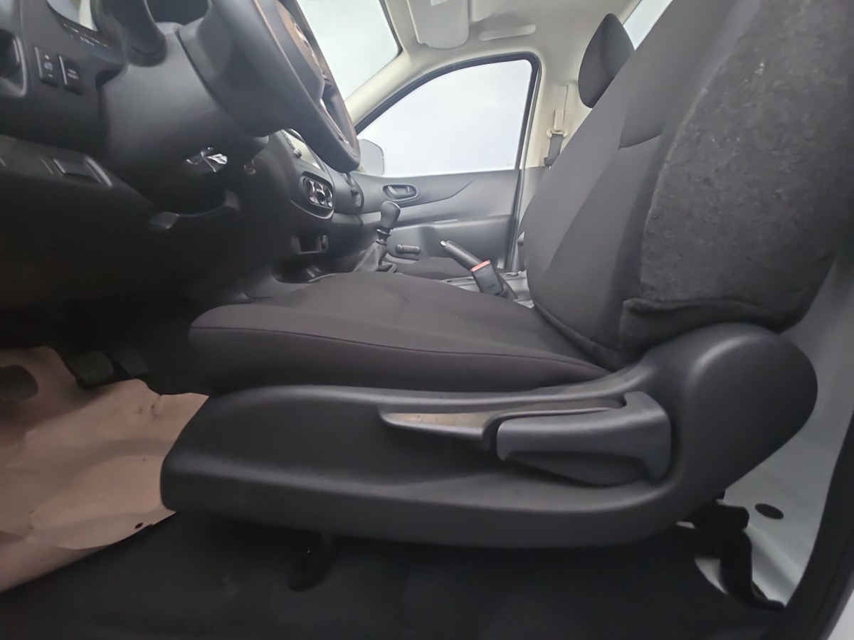 2026 Nissan Pick Up NP300 2p L4/2.5 Man A/A