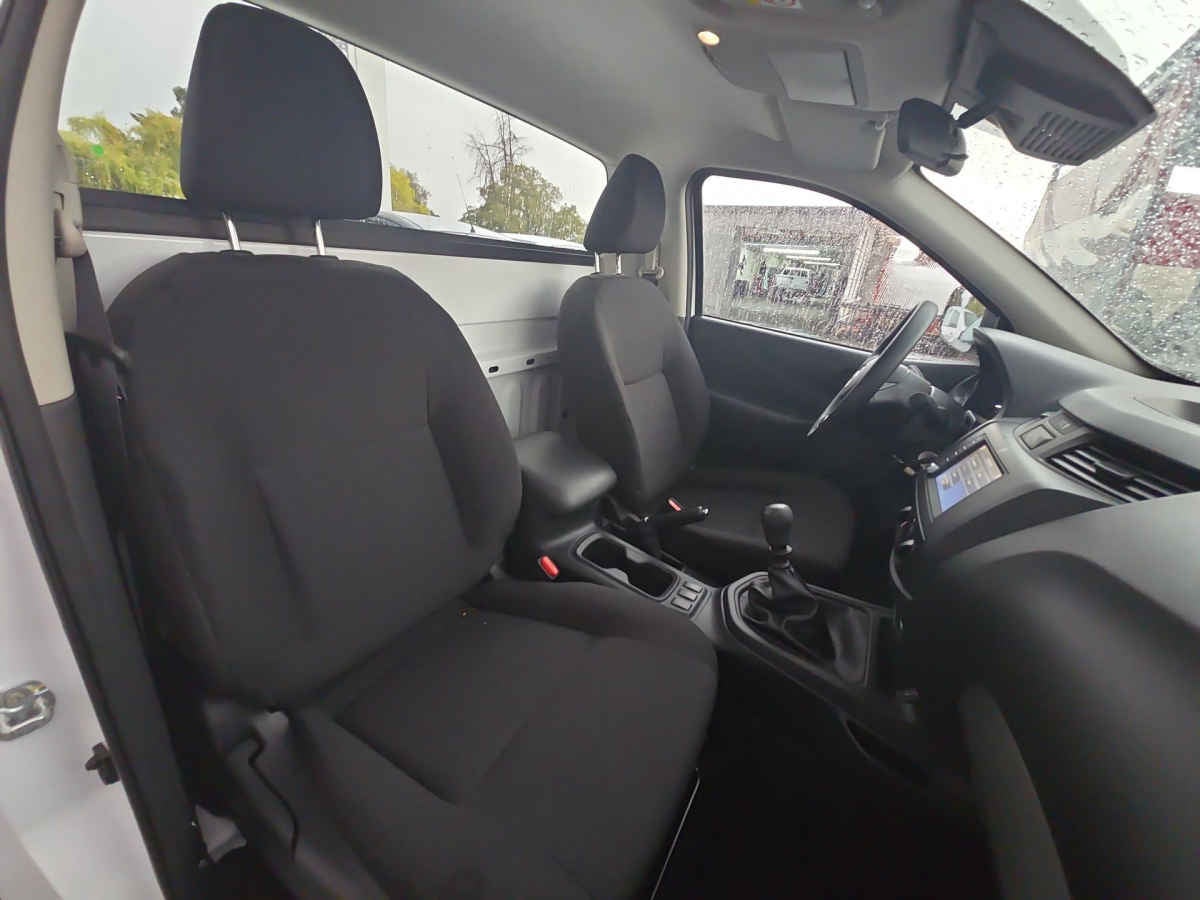 2026 Nissan Pick Up NP300 2p L4/2.5 Man A/A