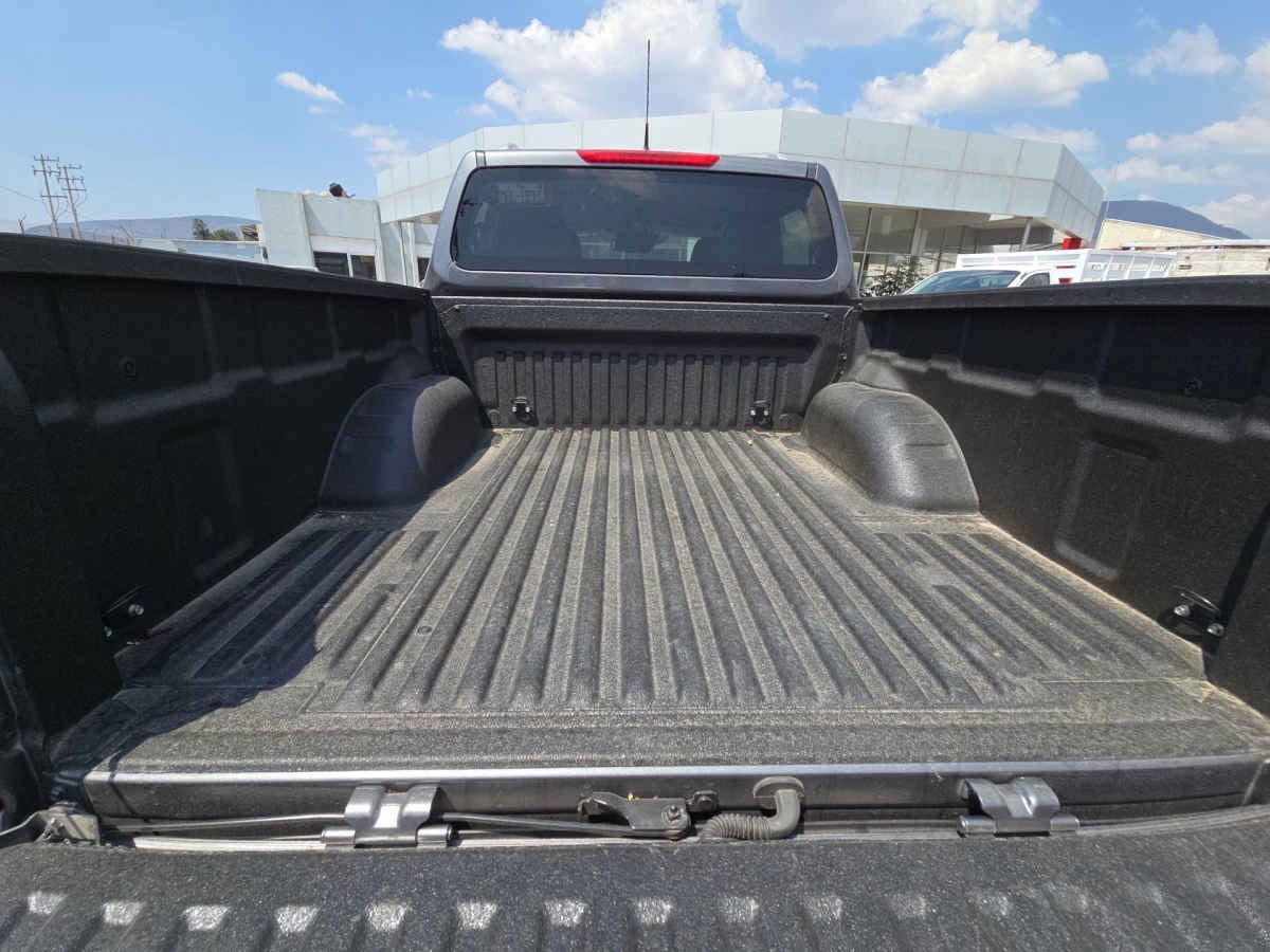 2025 Nissan Frontier 4p LE L4/2.5 Man