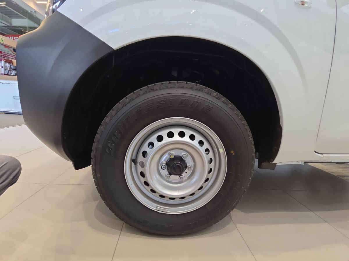 2026 Nissan Chasis Cabina NP300 2p L4/2.5 Man A/A VDC