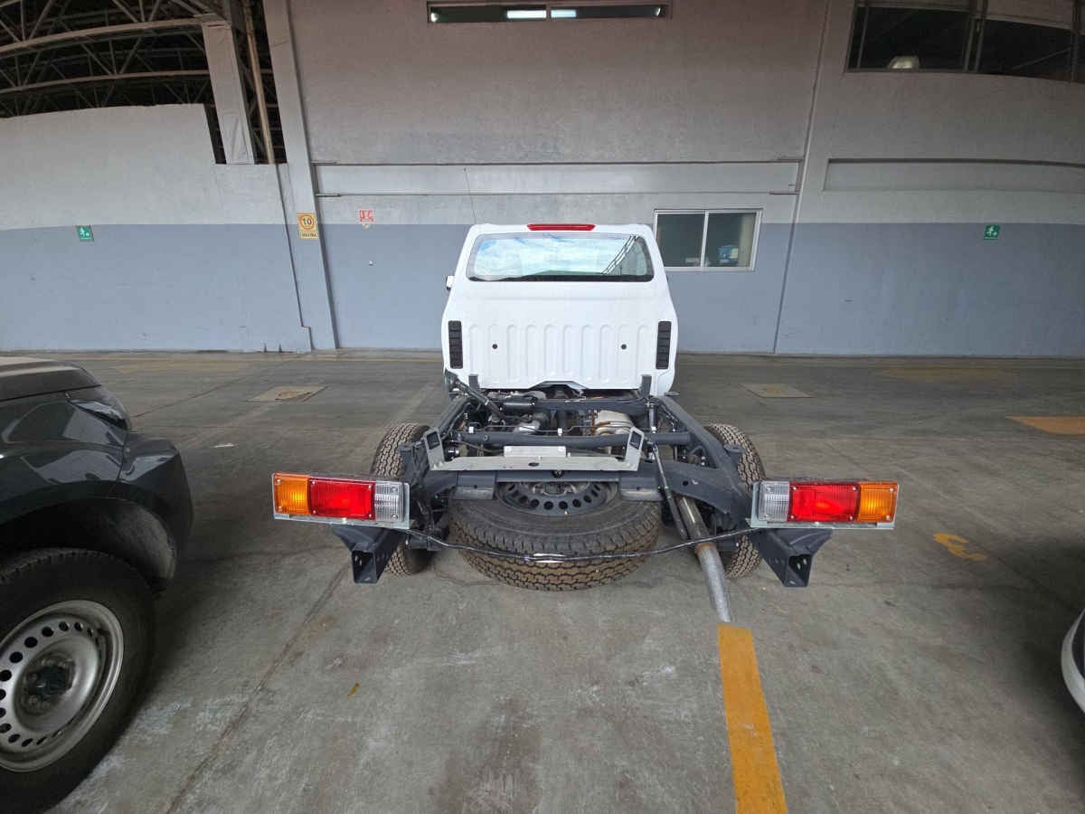 2026 Nissan Chasis Cabina NP300 2p L4/2.5 Man A/A VDC