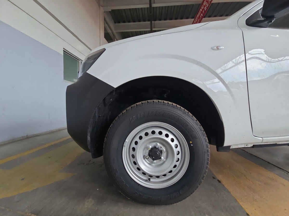 2026 Nissan Chasis Cabina NP300 2p L4/2.5 Man A/A VDC