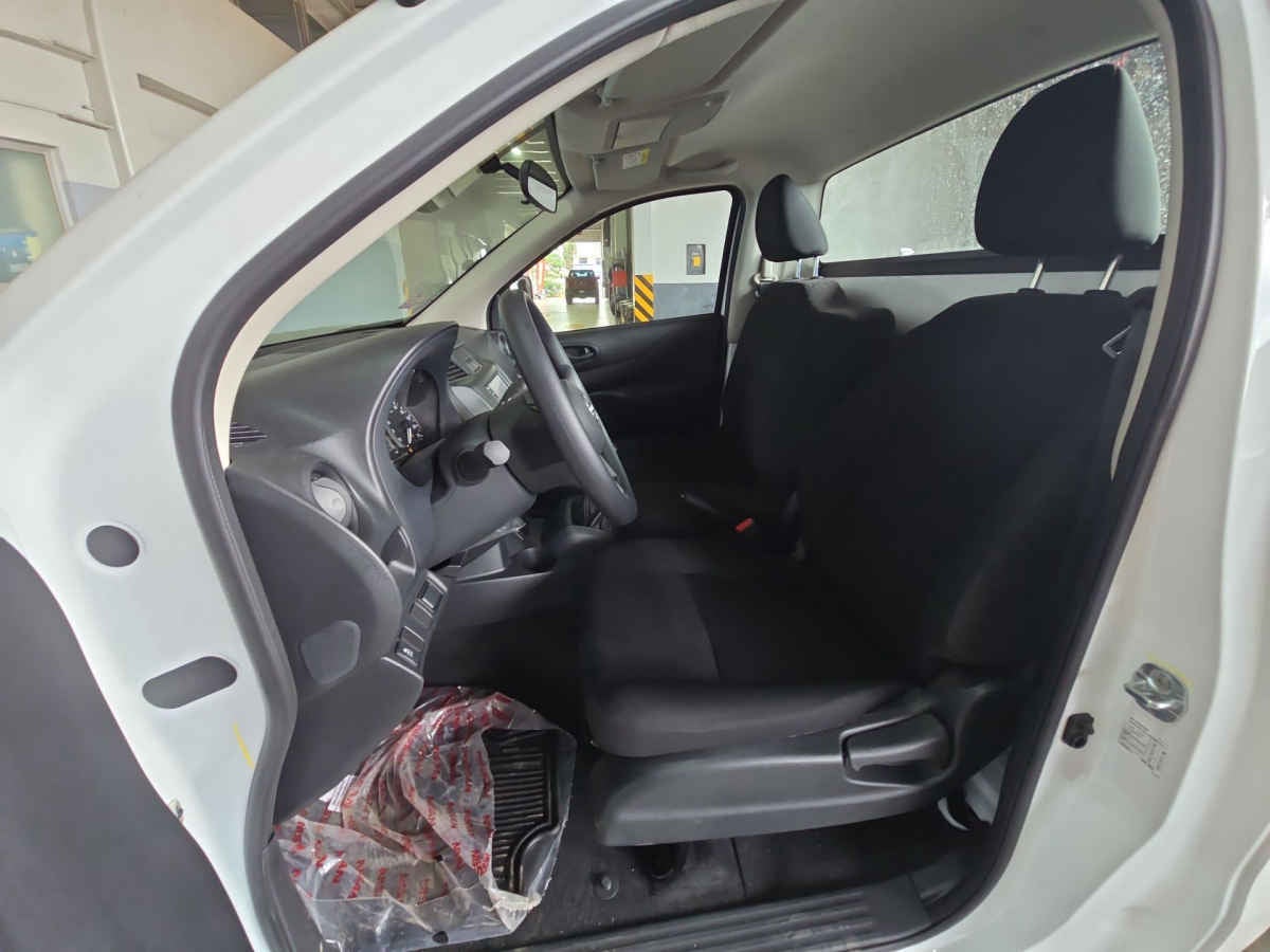 2026 Nissan Chasis Cabina NP300 2p L4/2.5 Man A/A VDC