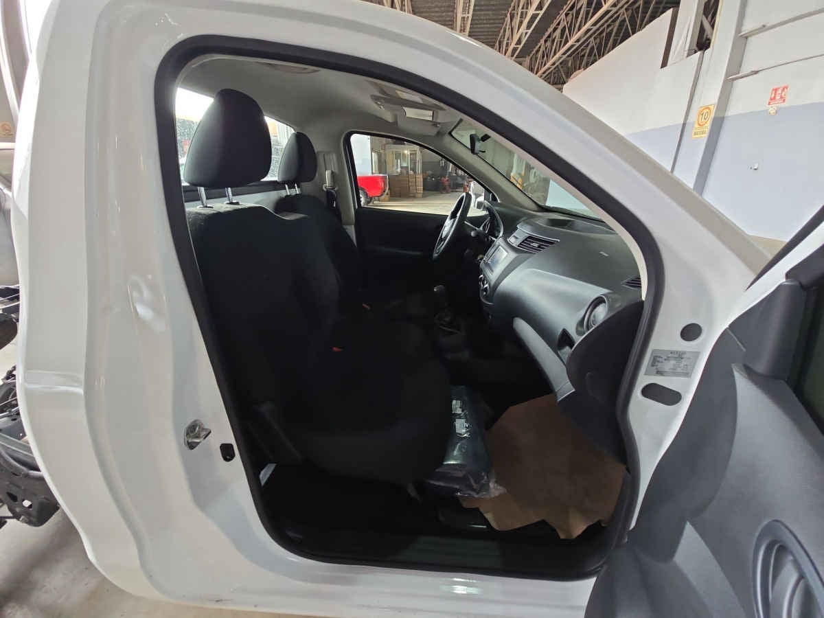 2026 Nissan Chasis Cabina NP300 2p L4/2.5 Man A/A VDC