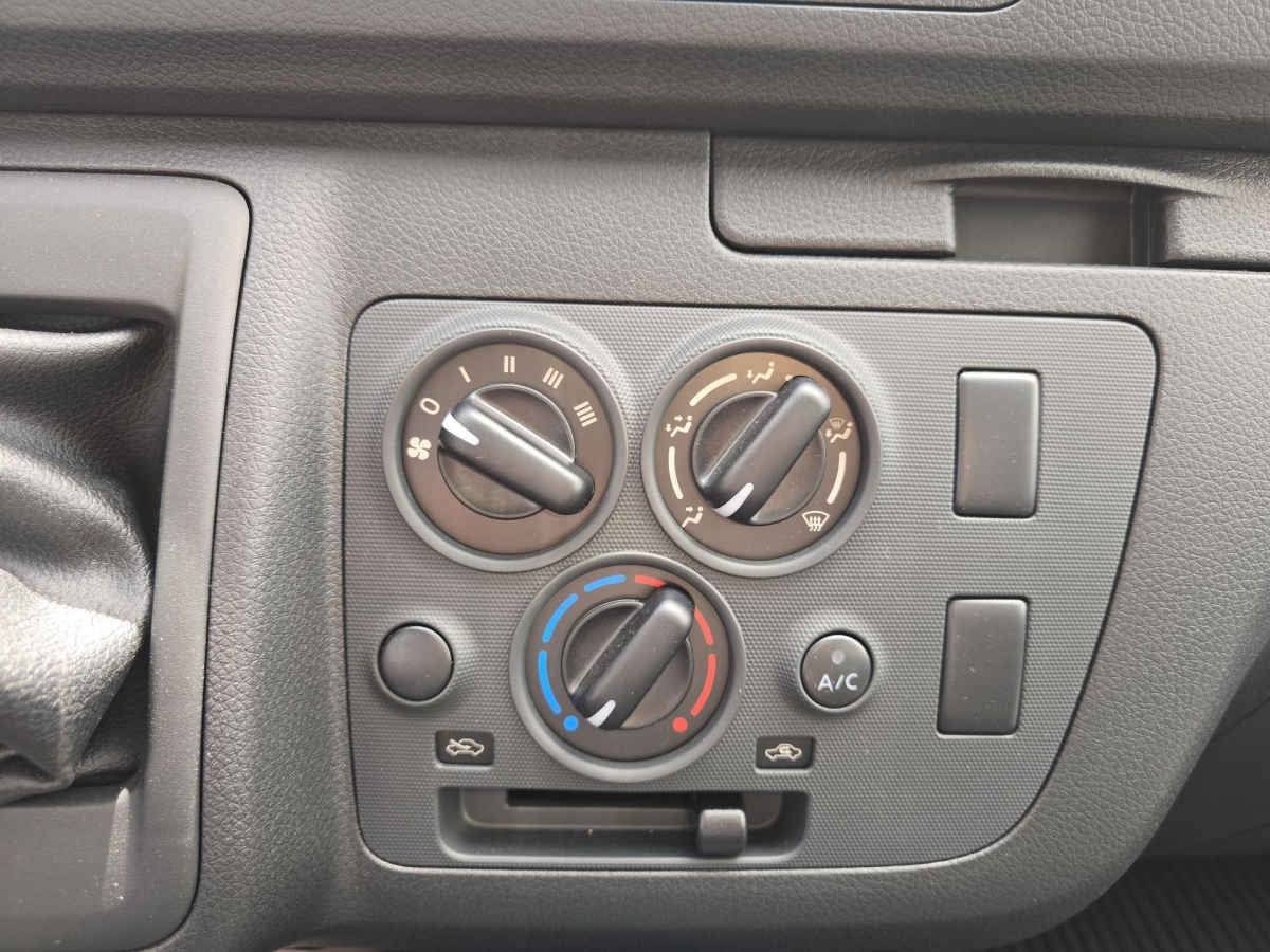 2026 Nissan Urvan 4p Amplia L4/2.5 Man