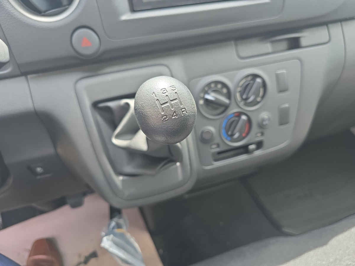 2026 Nissan Urvan 4p Amplia L4/2.5 Man