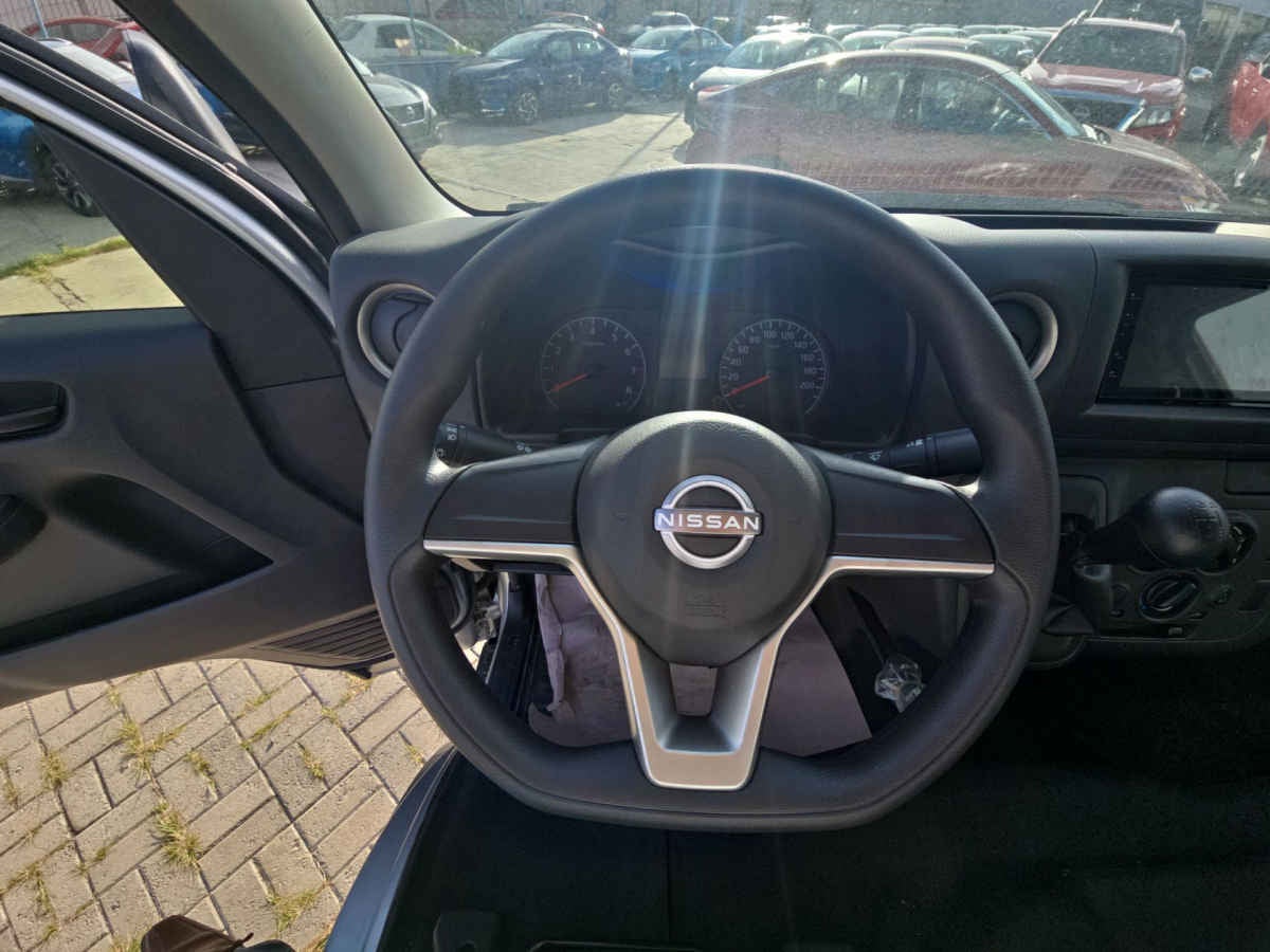 2026 Nissan Urvan 4p Amplia L4/2.5 Man Ventanas