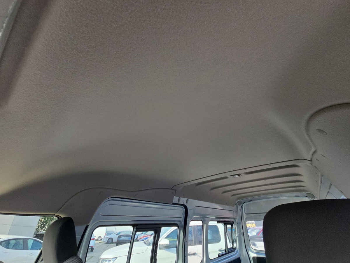 2026 Nissan Urvan 4p Amplia L4/2.5 Man Ventanas
