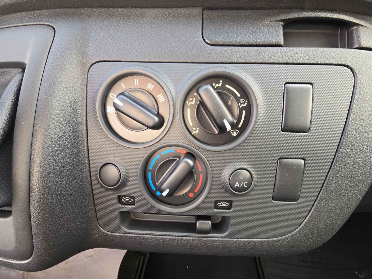 2026 Nissan Urvan 4p Amplia L4/2.5 Man Ventanas