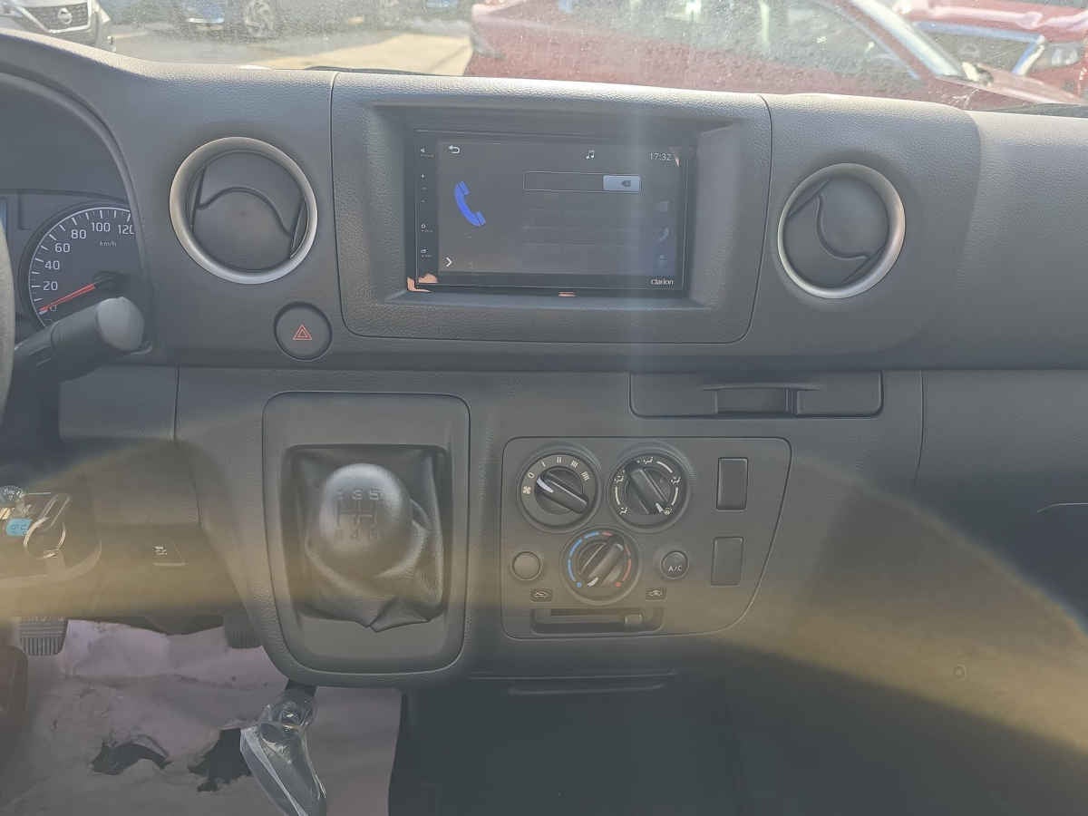 2026 Nissan Urvan 4p Amplia L4/2.5 Man Ventanas