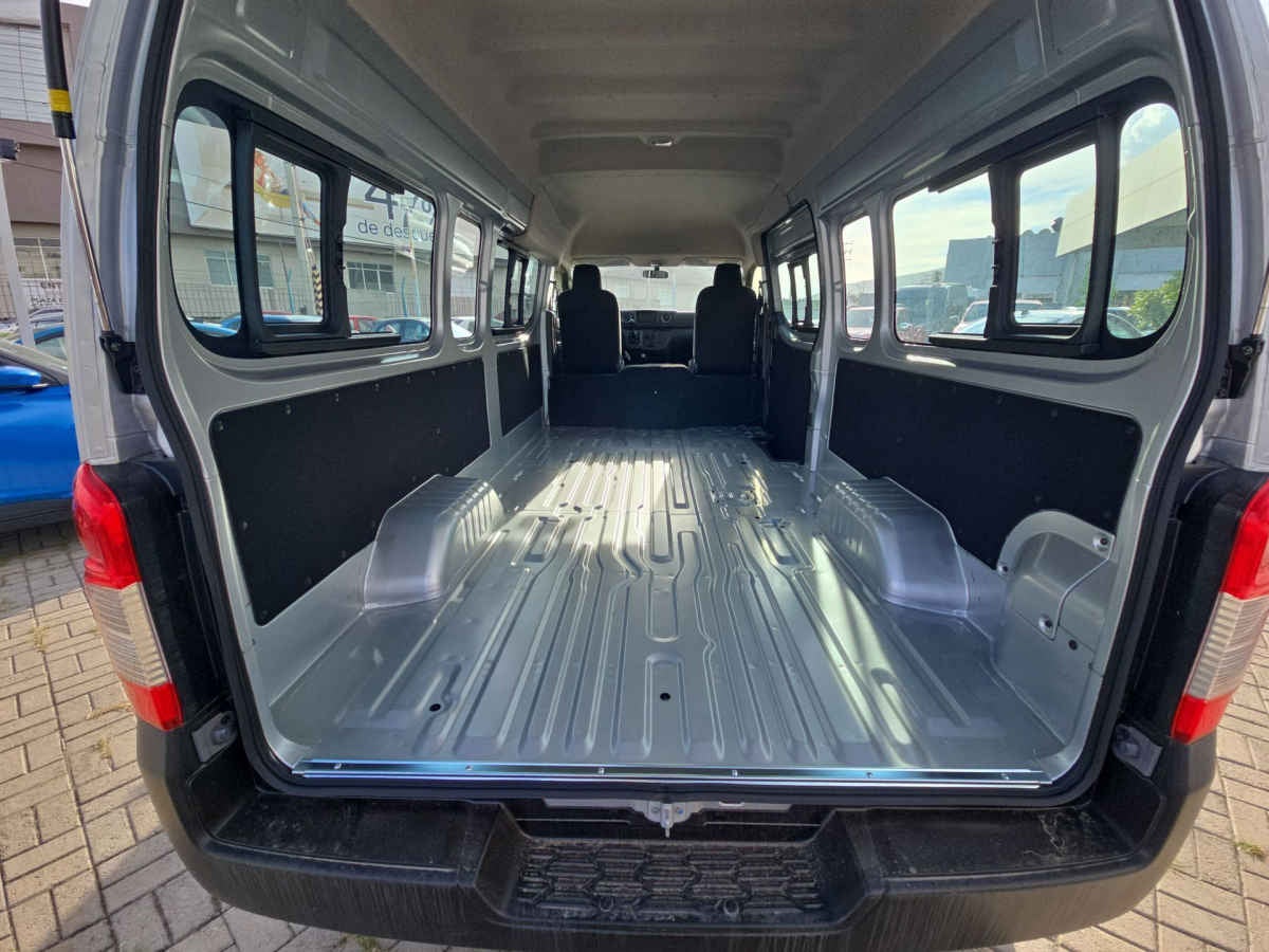 2026 Nissan Urvan 4p Amplia L4/2.5 Man Ventanas