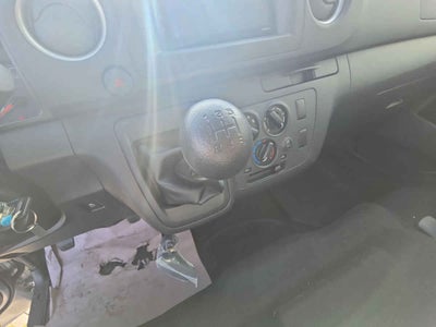 2026 Nissan Urvan 4p Amplia L4/2.5 Man Ventanas
