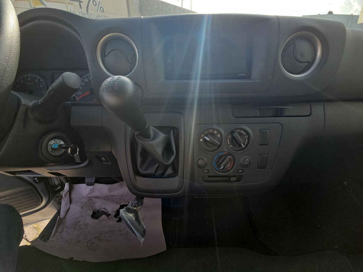 2026 Nissan Urvan 4p Amplia L4/2.5 Man Ventanas