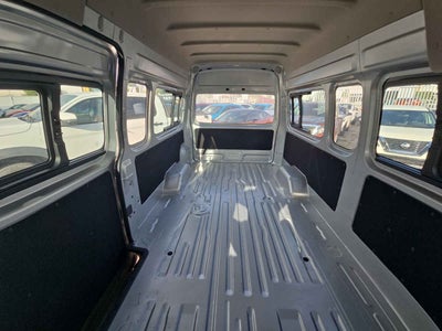 2026 Nissan Urvan 4p Amplia L4/2.5 Man Ventanas
