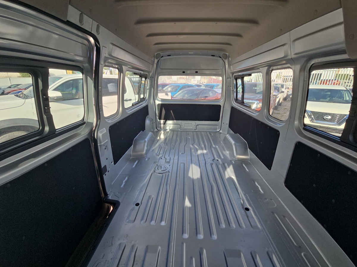2026 Nissan Urvan 4p Amplia L4/2.5 Man Ventanas