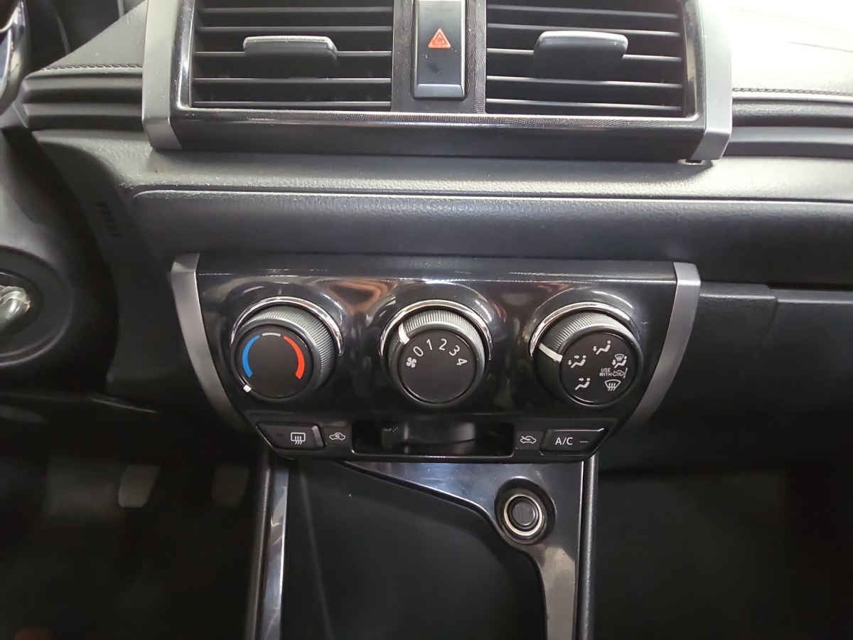 2017 Toyota Yaris 4p Sedán Core L4/1.5 Man