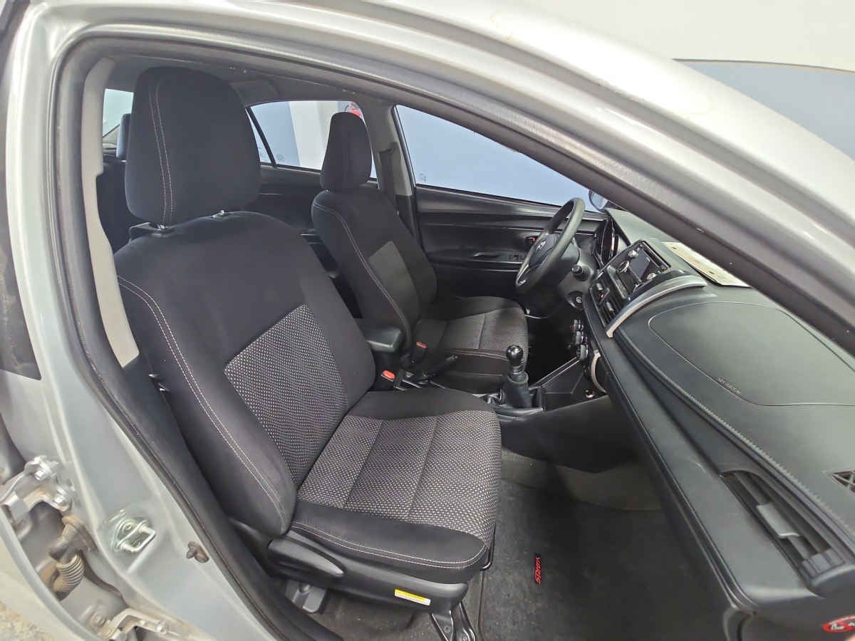2017 Toyota Yaris 4p Sedán Core L4/1.5 Man